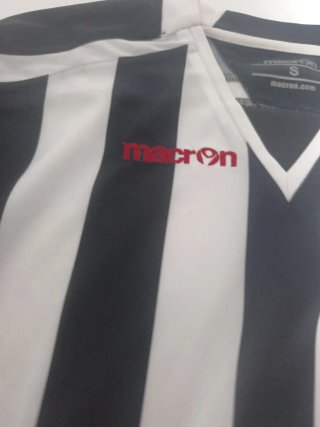 Camiseta Macron Rayas Negras y Blancas