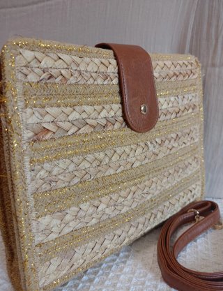 Bolso bandolera de paja con beige y dorado