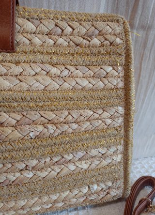 Bolso bandolera de paja con beige y dorado