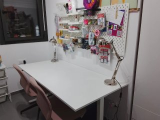 Escritorio elevable, sillas y lámparas