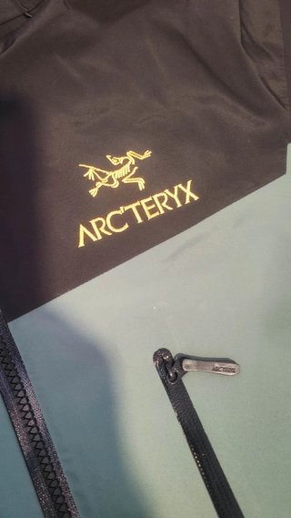 Chubasquero Arc'teryx Negro y Verde