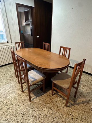 Mesa de comedor ovalada de madera sin sillas