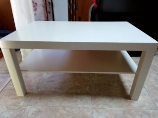 Mesa baja blanca con estante