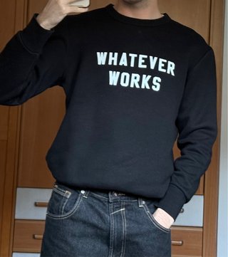Sudadera negra con letras Whatever Works