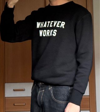 Sudadera negra con letras Whatever Works