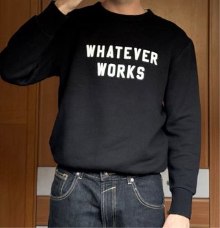 Sudadera negra con letras Whatever Works