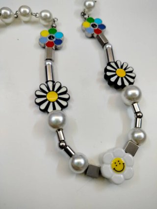 Colgante de perlas y flores