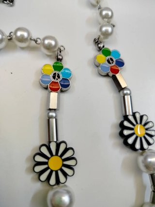 Colgante de perlas y flores