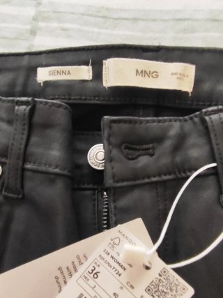 Pantalones vaqueros negros flare Mango