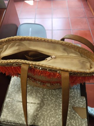 Bolso de rafia con flecos y tachuelas