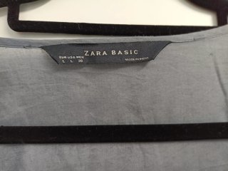 Blusón con un diseño de cuentas metálicas doradas