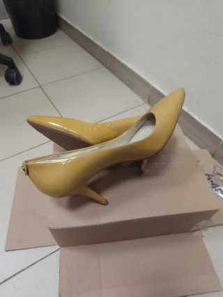 Zapatos tacón Michael Kors Mostaza