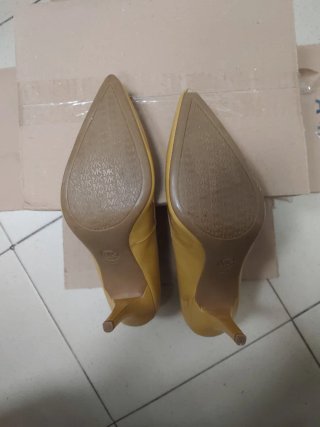 Zapatos tacón Michael Kors Mostaza