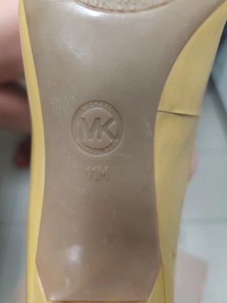 Zapatos tacón Michael Kors Mostaza