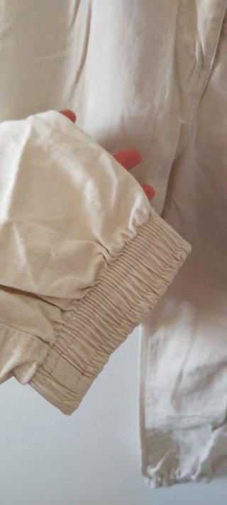 Pantalón cargo beige con cadena