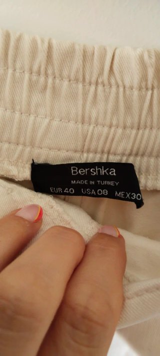 Pantalón cargo beige con cadena