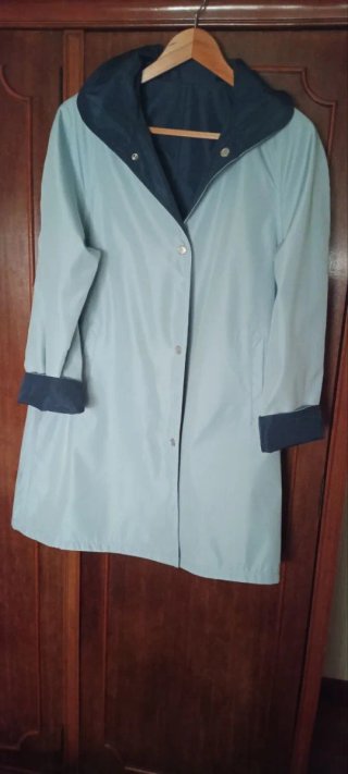 Gabardina reversible azul y azul claro reversible.