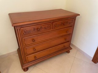 Cómoda de madera con cajones
