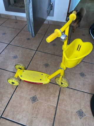 Patinete triciclo amarillo para niños