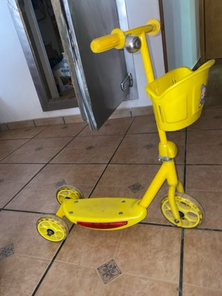 Patinete triciclo amarillo para niños