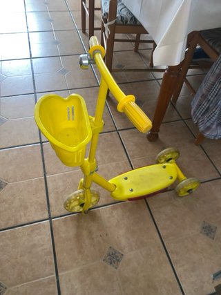 Patinete triciclo amarillo para niños