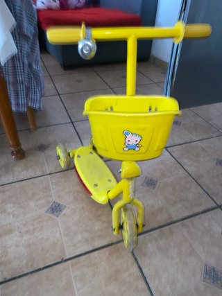 Patinete triciclo amarillo para niños