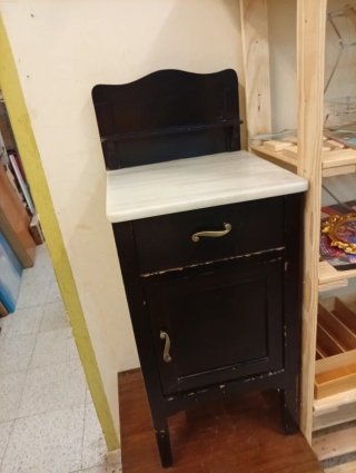 Comodino in legno e marmo