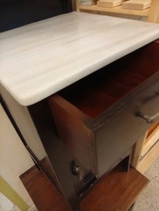 Comodino in legno e marmo