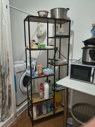 Estantería metálica y madera
