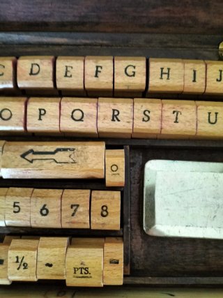 Caja de sellos tipográficos con letras y números