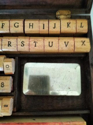 Caja de sellos tipográficos con letras y números