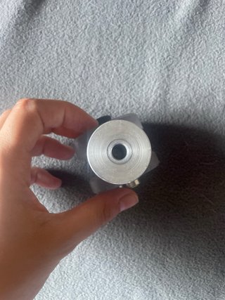 Pieza metálica con ruedas