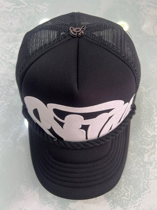 Gorra Synaworld Trucker Negra y Blanca