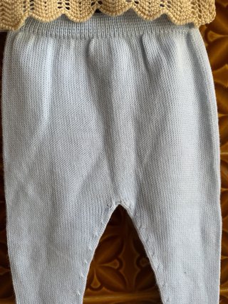 Conjunto bebé punto azul y beige