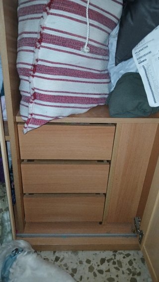 Armario de madera con puertas de espejo
