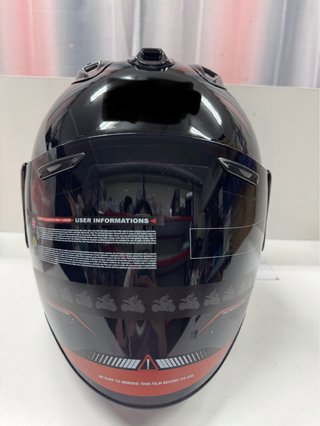 Casco de moto negro diseño medio