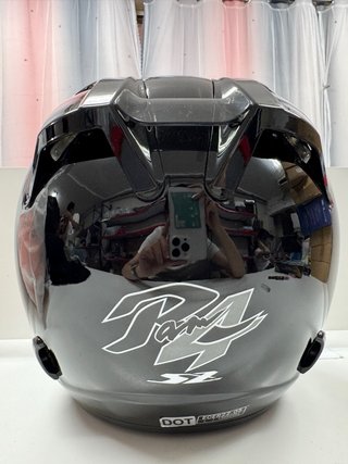 Casco de moto negro diseño medio