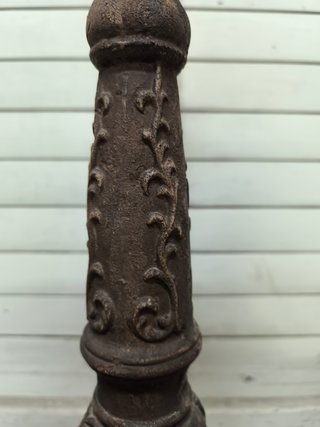 Candelabro de madera antiguo.