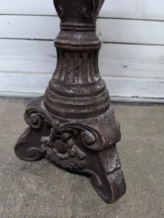 Candelabro de madera antiguo.