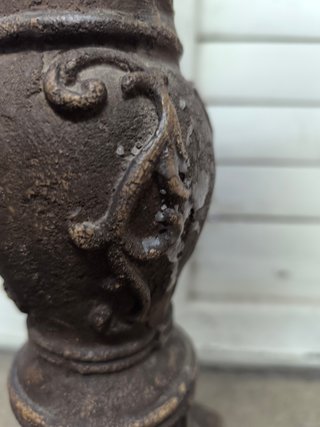 Candelabro de madera antiguo.