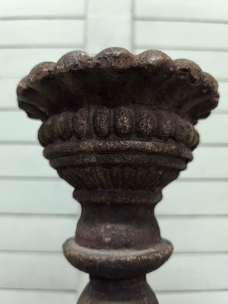 Candelabro de madera antiguo.