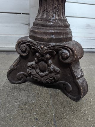 Candelabro de madera antiguo.