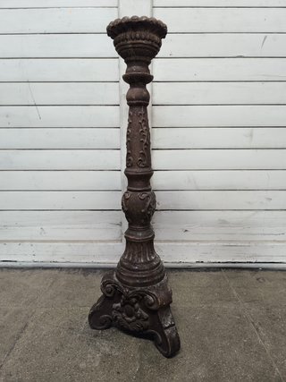 Candelabro de madera antiguo.