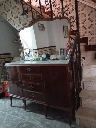 Tocador de madera con espejo y mármol