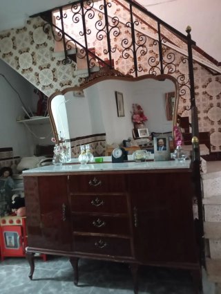 Tocador de madera con espejo y mármol