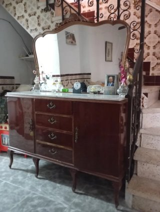Tocador de madera con espejo y mármol