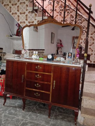 Tocador de madera con espejo y mármol
