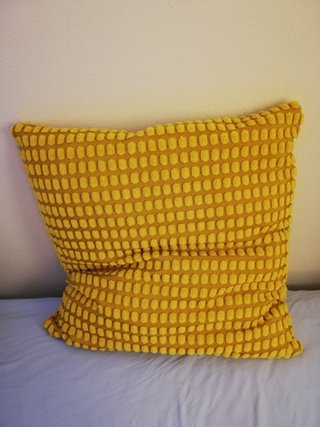 Almohadón amarillo con textura