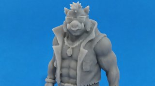 Figura de jabalí con chaqueta y collar