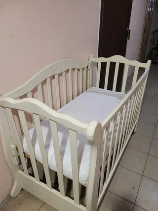 Cuna de bebé blanca